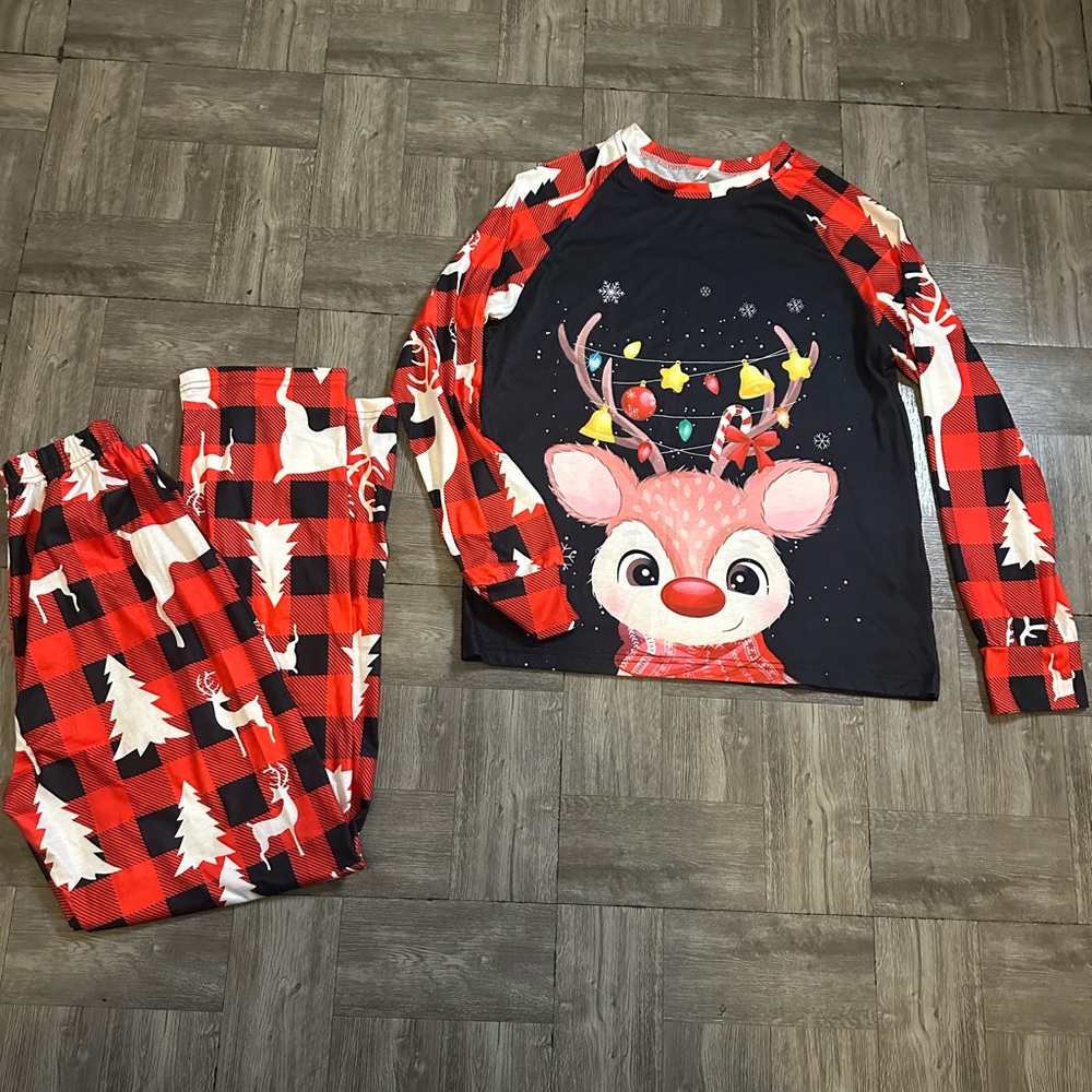 Reindeer Print Women's Pajama Set - Red and Black